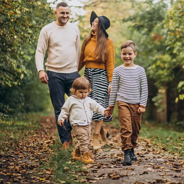 Familie bei einem Waldspaziergang